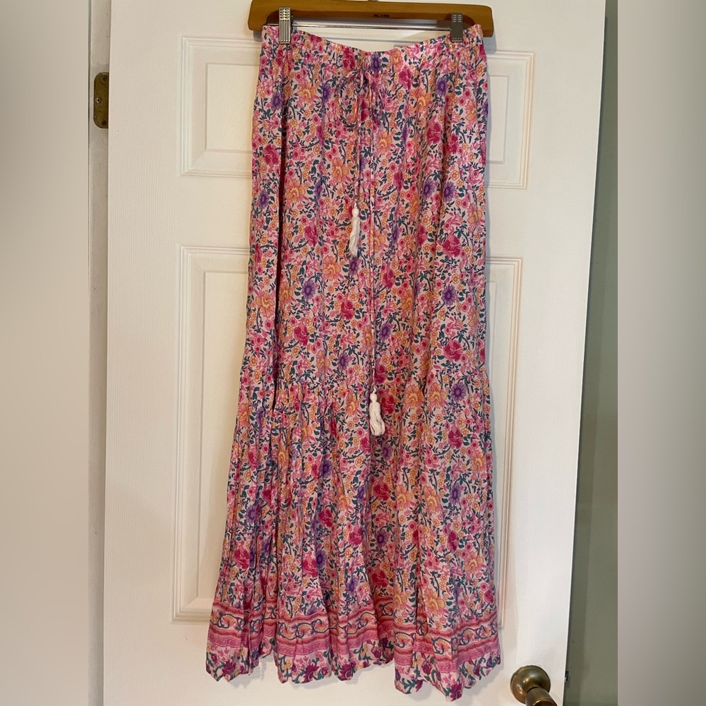 Label of Love Skirt size Small. Beautiful print 100% rayon